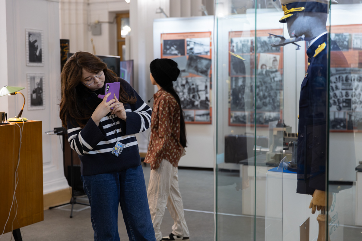 在理工大学历史博物馆，青年成员了解了大学发展的主要阶段